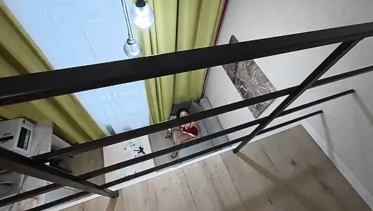 Kakak tiri itu menangkap saudara tirinya masturbasi dan menawarinya untuk merasakan kesenangan yang nyata