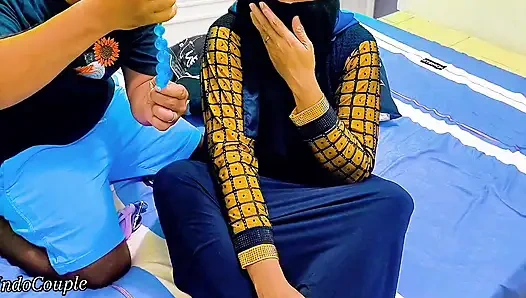 Девушка в хиджабе показывает свою киску, но сводный брат выбирает не ту дырку.