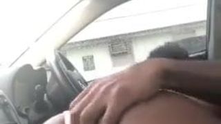 Negro travesti dar un trabajo en coche