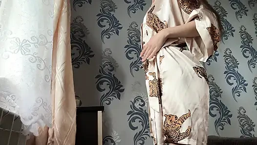 Gadis ramping membuka jubahnya, dan di bawahnya tidak ada apa-apa ... Masturbasi bersemangat dari memek yang dicukur