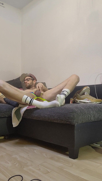 "(GER) 냄새 나는 AirMax97의 스포티한 후장, 양말과 운동화가 뻗어 매우 깊고 열심히 훈련된" 감성적인 순간