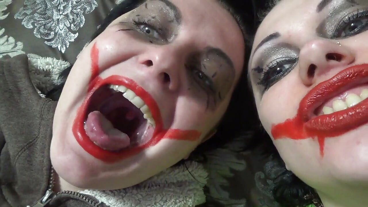 Deux filles clown déjantées te balancent au-dessus de leurs bouches affamées avant de se battre pour savoir qui va te manger vivant