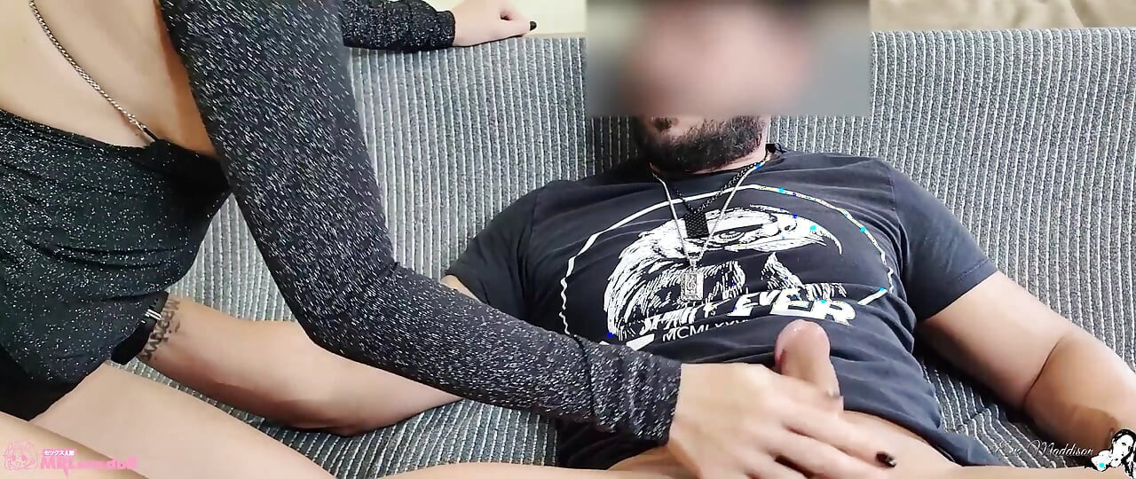 Ngentot tante seksi yang lagi asik mainin boneka seks