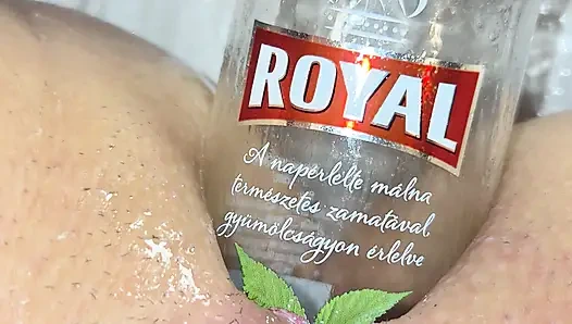 Cewek ini lagi asik muasin lubang pantatnya pakai botol - close up