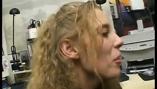 Кудрявой блондинке трахают пальцами ее волосатую киску