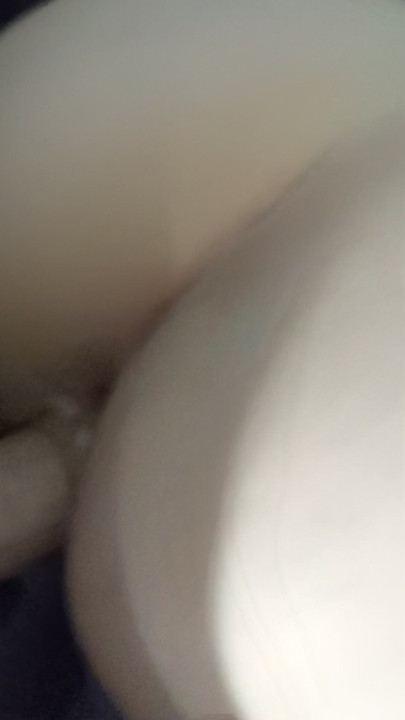 زب كبير يدخل بعمق في كس مبلل