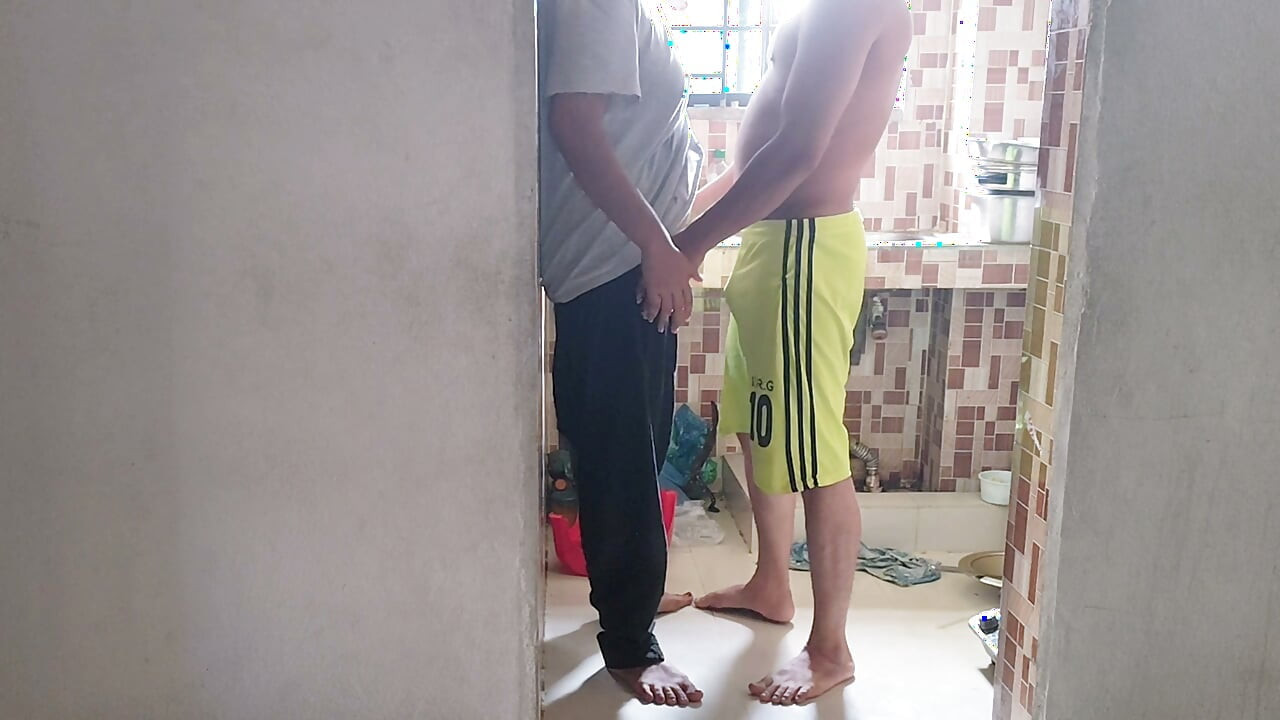 زوجة أخي الكبير انتهت من الطبخ، ثم وجدتها لوحدها في البيت فنكتها.
