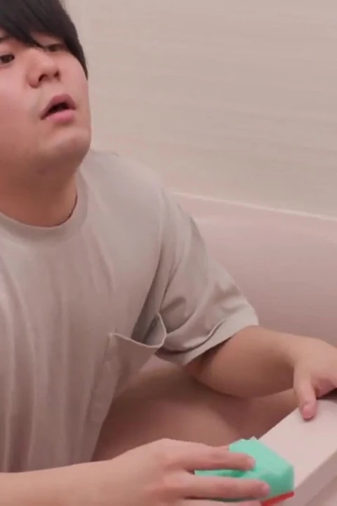 邻居的饥渴妻子骑乘年轻人的身体并挤压精液 - 第2部分