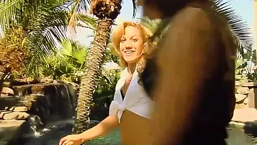 Seks panas lesbian di luar ruangan di air