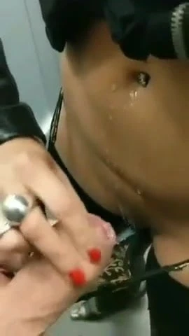 FIT BODY MILF GIVE ME A HANDJOB!