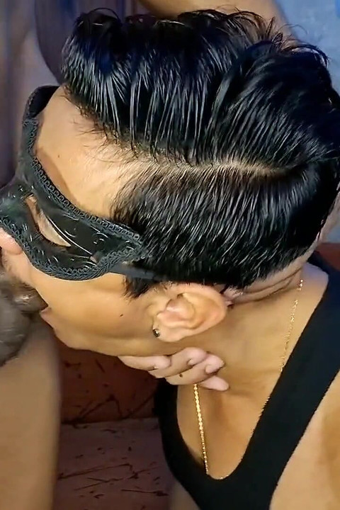 他感觉到自己的鸡巴在喉咙里冒出来, 他要我再给他点奶, 把它都填满