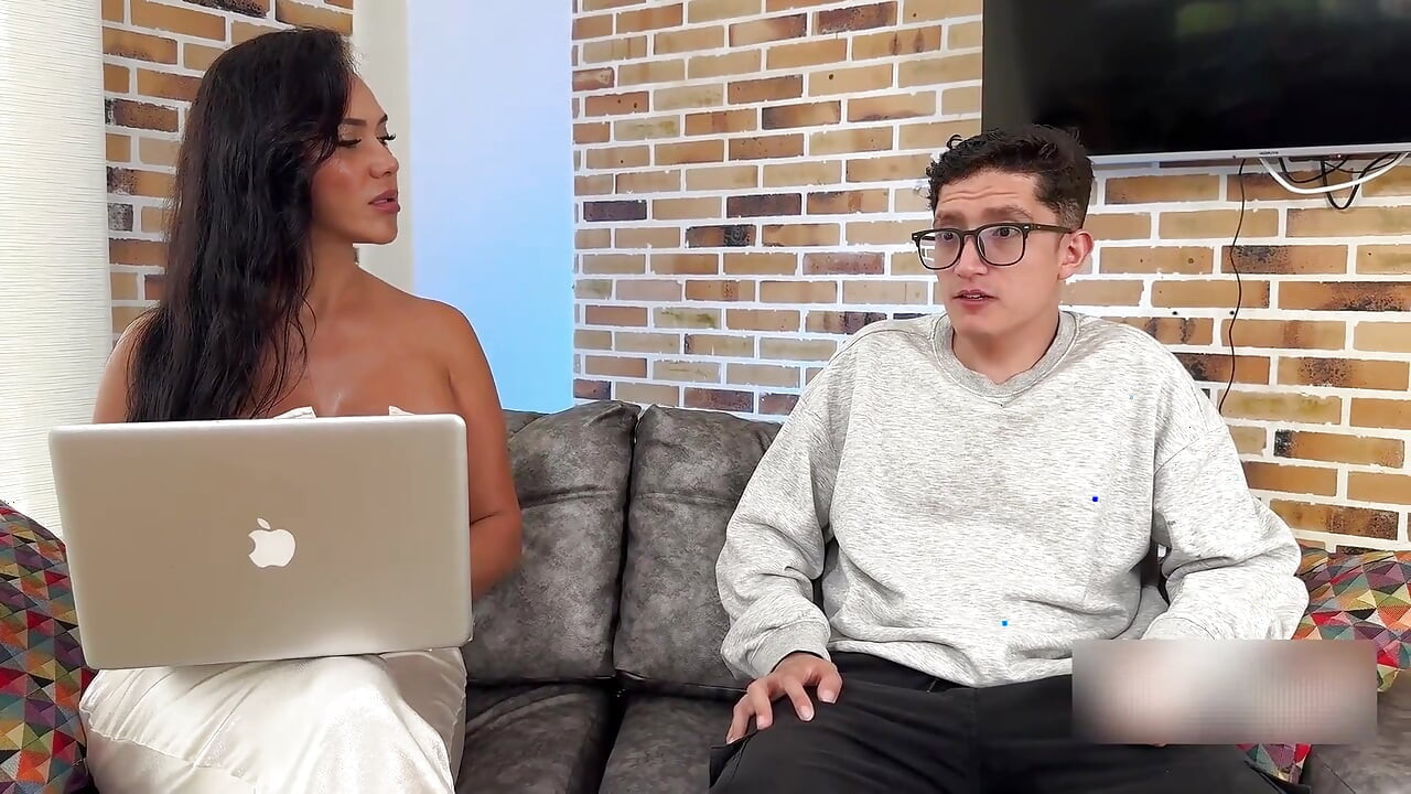 Nerdy Guy Visits His Psychologist and Ends up Her in the Middle of the Section - Pipeboy