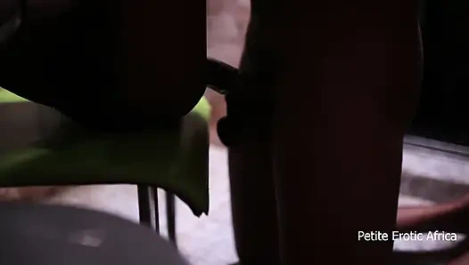 Küçük lovet batthroom patronunu külotla sikiyor