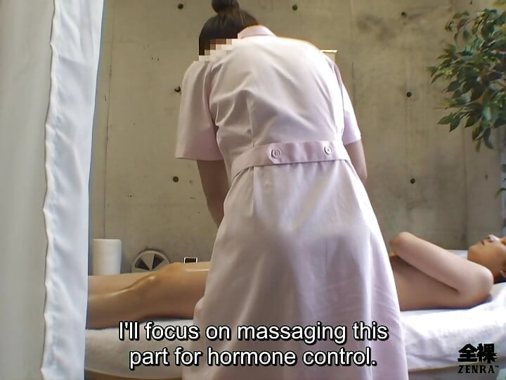 Savršeno oblikovana japanska žena prima svoju redovnu lezbejsku masažu