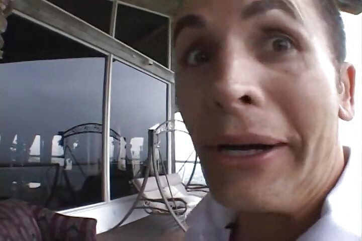 Chica caliente amordaza dos pollas enormes y luego recibe una follada dura por turnos