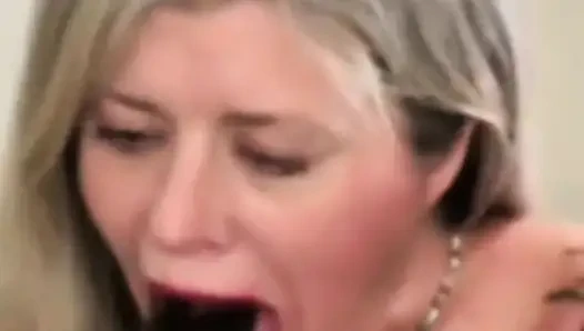 Cewek seksi ini lagi asik ngocok kontolku pakai mainan seks favoritku!