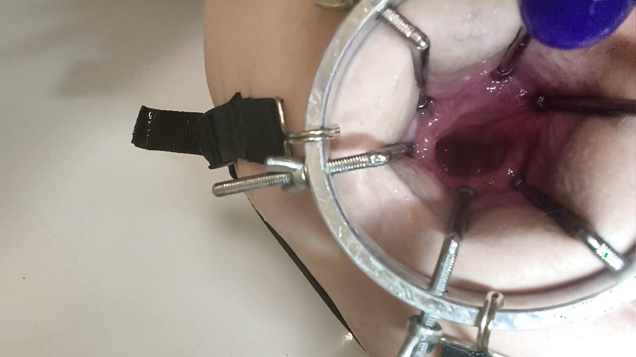 , 애널에 바이브레이터 완전 삽입. 애널 확장기 클로즈업, 엉덩이에 정액.