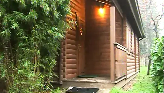 Ateşli büyük memeli orta yaşlı seksi kadın büyük amatör yarakla yumruklanıyor ve götten sikiliyor ve sonra ağzına boşalıyor