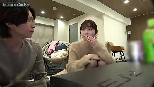 Die Wärme von gestern rutscht weg, in dem Moment, in dem ein riesiger, hübscher Mann sie in ein tieferes Vergnügen zieht.