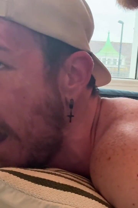 太い8インチのトップが飢えたボトムを突く