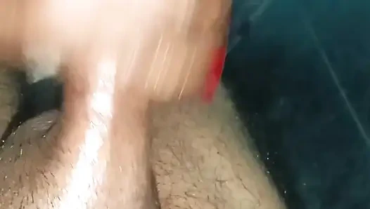 Hintli kadın elle muamele çekiyor