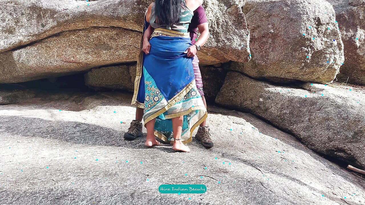 Indijski par romansa na otvorenom - Saree seks - Saree podignut i udaren po guzici
