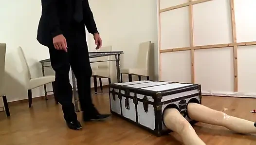 Рыжеволосая шлюха тройной проникла в ванную тремя маскированными полицейскими