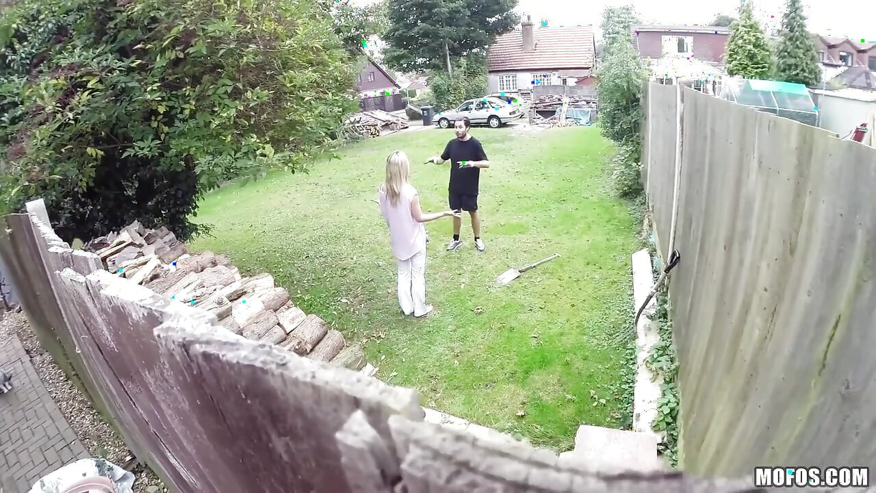 Mofos - místní chlap Marc přistižen při natáčení své ohromující sousedky Carly Cox, ona ho pak nutí doggystyle a dostane výstřik na obličej