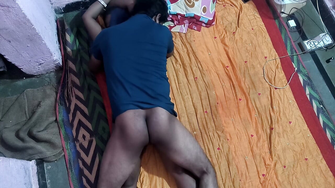 Esposas cachondas Violet Myers y Raissa Bellini seducen al joven de la piscina
