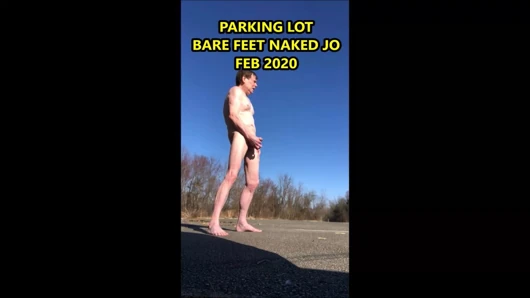 Kamu çıplak ayak çıplak jo in parking lot feb 2020