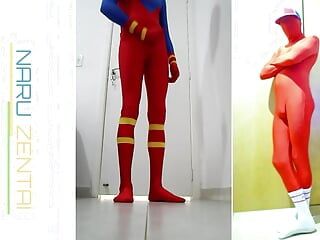 Divirtiéndose en traje de Superman Zentai
