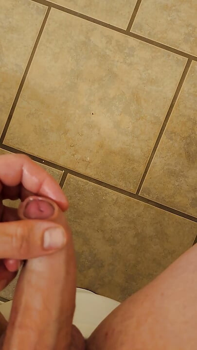 Cowok bertato menggosok BWC-nya dua kali