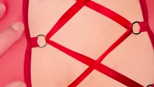 Parlak kırmızı kıyafetli arkadan bir kız