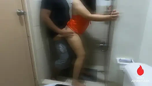 Pacarku ngentot habis-habisan jadi aku bawa temanku ke kamar mandi