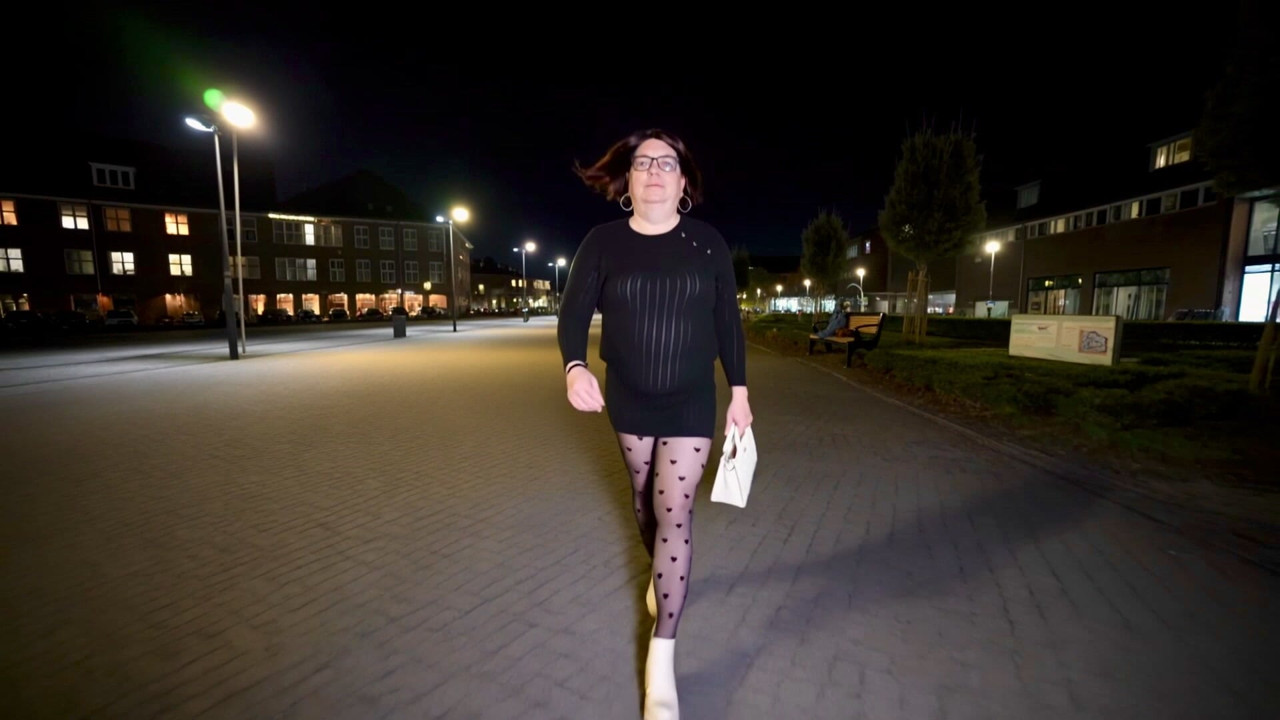 Nicki-Crossdress - Fora para uma caminhada noturna em meias sensuais