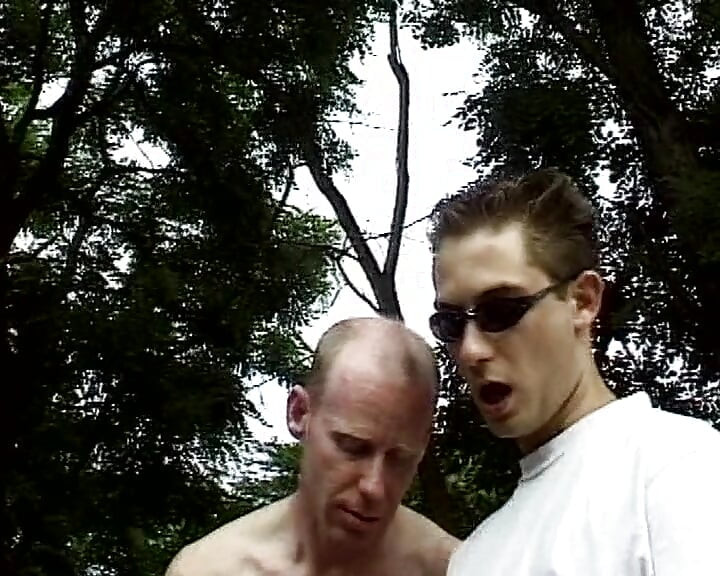 A duci francia parasztlány élvezi a rendetlen gangbang akciót