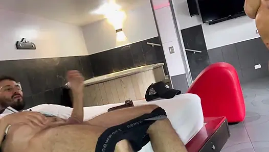 Azgın büyük popolu Latin kadın, vergon bahçıvanı sikiyor ve sonunda sütle doluyor