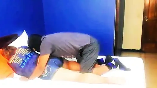 Я нахожу мою мачеху в ее комнате, и я лижу ее киску