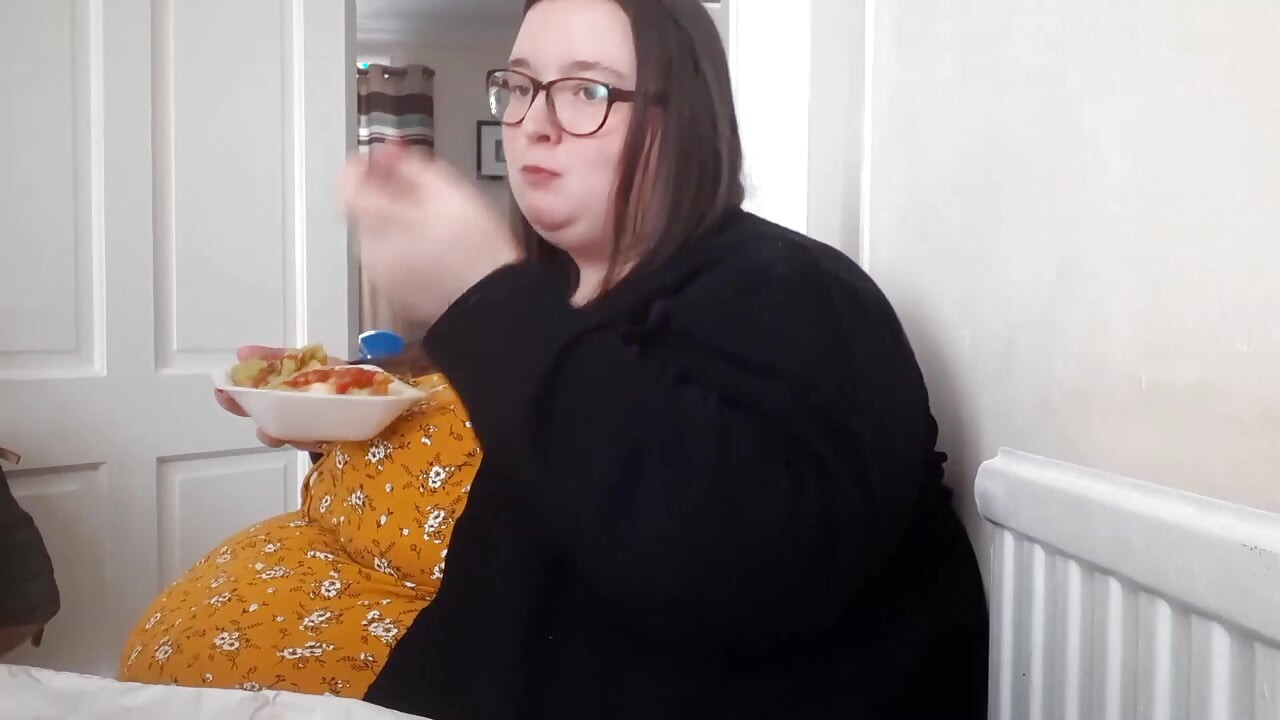 Grandota culona rellenando vientre de pescado y patatas