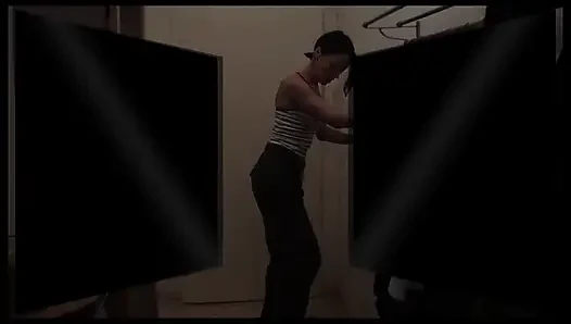 Cewek seksi rambut cokelat lagi menghukum budaknya