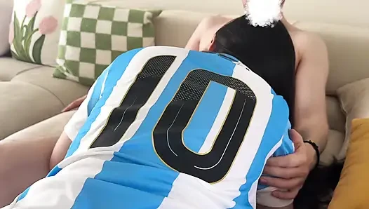 Gadis sepak bola dengan pantat bahenol lagi asik goyangin pantat bahenolnya di piala dunia