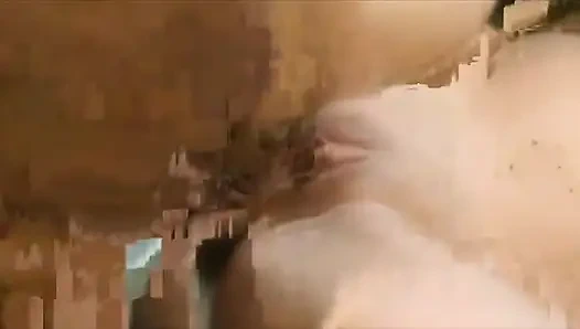 Seksi esmer hatun kanepede çifte penetrasyon yaptıktan sonra yüze boşalma alıyor