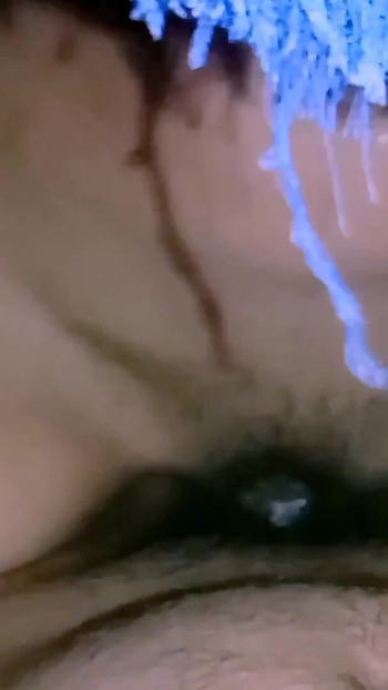 Detik kuat dari "Adik tiri menghisap zakar saya dan cam sut dalam mulut, gaya 69,"