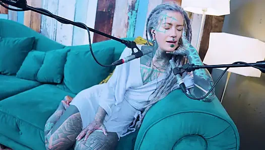 L - aşk hakkında konuşuyorum - asmr podcast sfw konuşuyor gotik sıska kız dreadlocks dövmeli model dövmeli kız