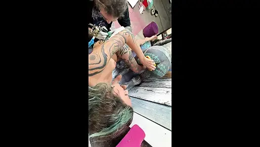 Tattoo-session, schmutzig geworden - gepiercte muschi lecken und analspiel