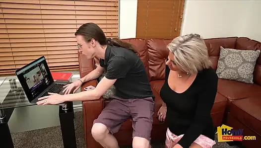 Sexy MILf verführt jungen it-typ