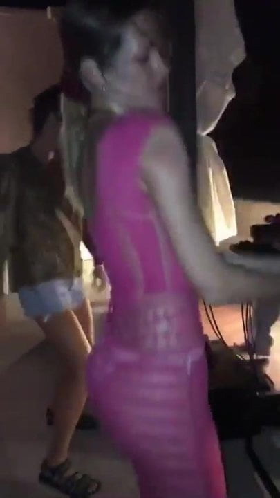 no bra blondie