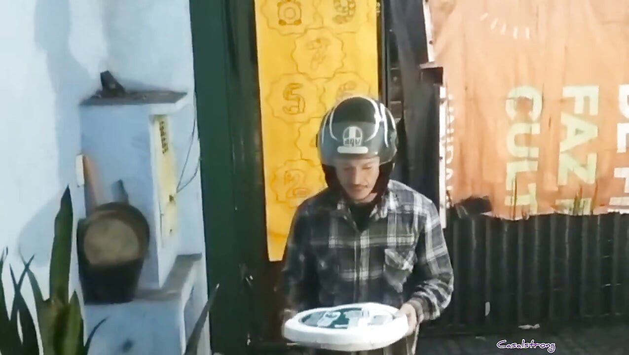 Ya MILF nu-l iartă nici măcar pe livratorul de pizza