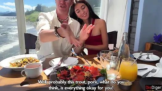 Pasangan swingers bertemu untuk bertukar istri dan melakukan seks yang penuh gairah di sofa yang sama