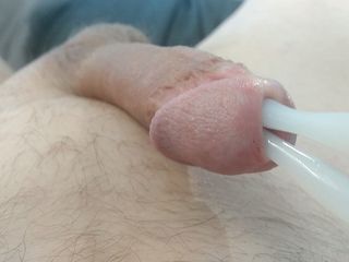 Minúsculo pequeno pau do pênis puxando para fora a boca aberta